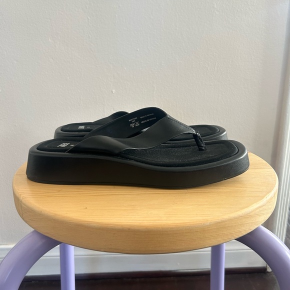 Zara Black Flip Flop Sandals - Picture 4 of 4